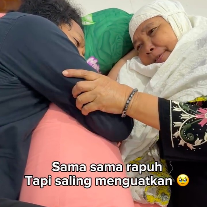 <p>Indah secara khusus menuliskan dukungan agar sang suami bisa kuat menerima kepergian adiknya. Ia berharap suaminya ini juga bisa tabah. "Kuat kuat ya sayangku @arie_kriting Dengerin nasihat Bapak dan Mama yah. Pokoknya kita harus tabah terus ya Bang Arie," ungkap Indah. (Foto: Instagram @indahpermatas/ @arie_kriting)</p>