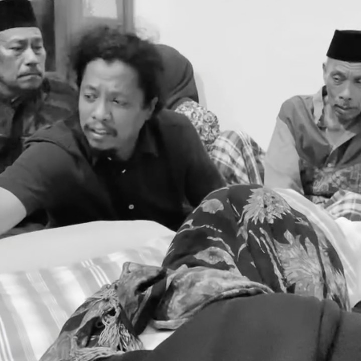 <p>Arie Kriting juga sempat mem-<em>posting</em> foto kebersamaannya dengan almarhum Amal di Instagram. Ayah satu anak ini mengucapkan terima kasih kepada semua pihak yang sudah mendoakan mendiang adiknya. "Terima kasih untuk semua doa baiknya. Semoga adik saya almarhum @amal_buton mendapat tempat terbaik di sisi Allah SWT. Mohon dimaafkan jika ada yang kurang berkenan, mohon diikhlaskan," tulis Arie. (Foto: Instagram @indahpermatas/ @arie_kriting)</p>