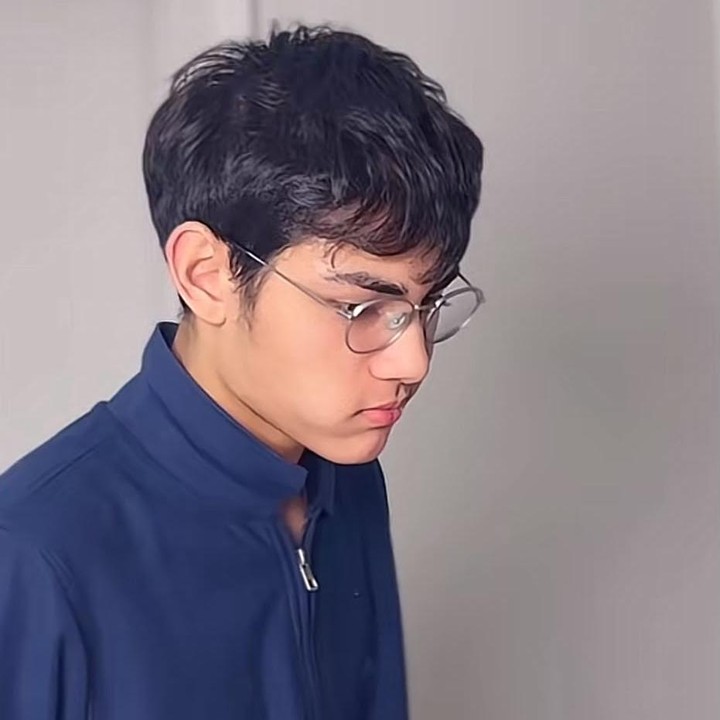 <p>Baru-baru ini, sang Bunda mengunggah sebuah video TikTok yang memperlihatkan penampilan Arsen menggunakan kacamata. Tak disangka, <em>postingan</em> tersebut langsung diramaikan komentar netizen.&nbsp;(Foto: TikTok @ristytagor.official)</p>