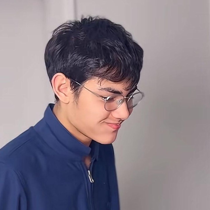 <p>Tak sedikit dari mereka yang terpesona dan memberikan pujian untuk Arsen. &ldquo;Baru tau ganteng banget anaknya,&rdquo; tulis akun <em>@vivi****.</em> &ldquo;Anaknya ganteng banget,&rdquo; tulis akun <em>@cahsr****.</em>&nbsp;&nbsp;(Foto: TikTok @ristytagor.official)</p>