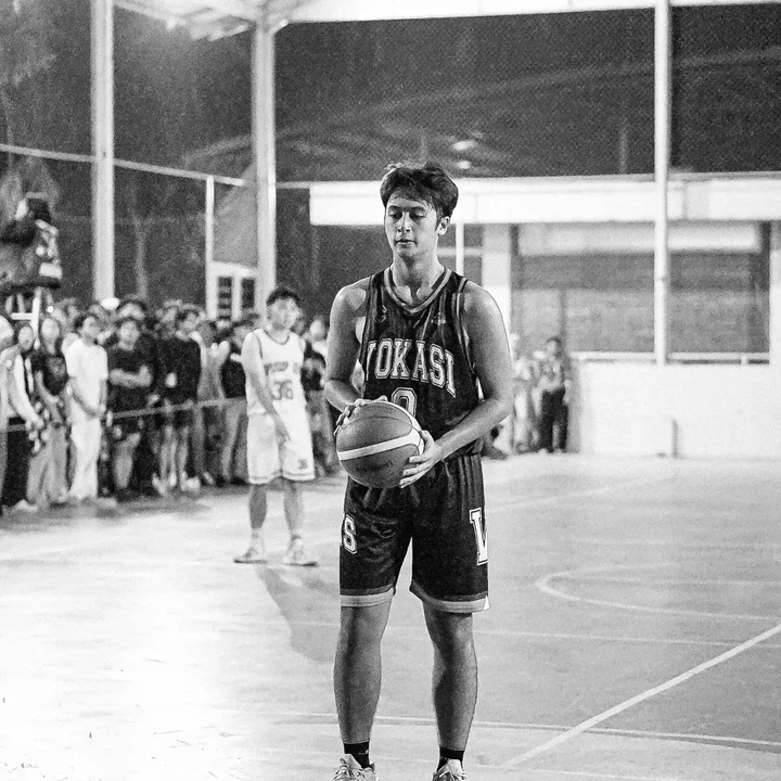 <p>Alih-alih mengikuti jejak sang ayah di dunia musik, Balian tampaknya lebih tertarik menggeluti bidang olahraga basket. Bahkan, ia cukup sering berkontribusi dalam banyak pertandingan.&nbsp;(Foto: Instagram @balianibra)</p>