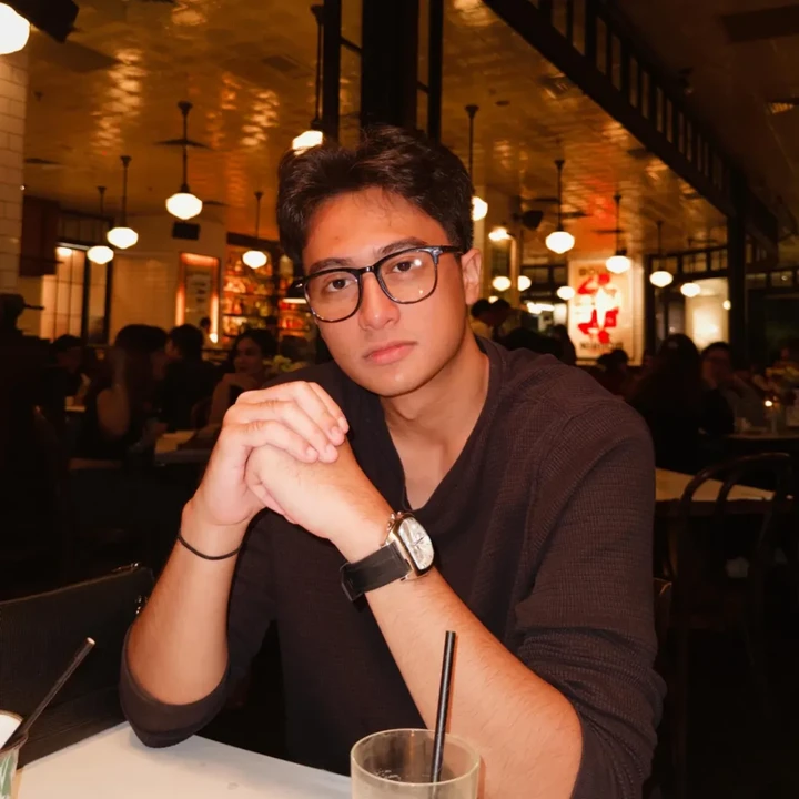 <p>Parasnya yang tampan pun berhasil memikat hati netizen yang kerap membanjiri kolom komentarnya dengan pujian, lho. &ldquo;Tambah ganteng Bang Balian,&rdquo; tulis akun <em>@parlin.m.simangun****.</em> &ldquo;ganteeeeeeengnyaaaaa,&rdquo; tulis akun <em>@hilsyas****.&nbsp;</em>(Foto: Instagram @balianibra)</p>
