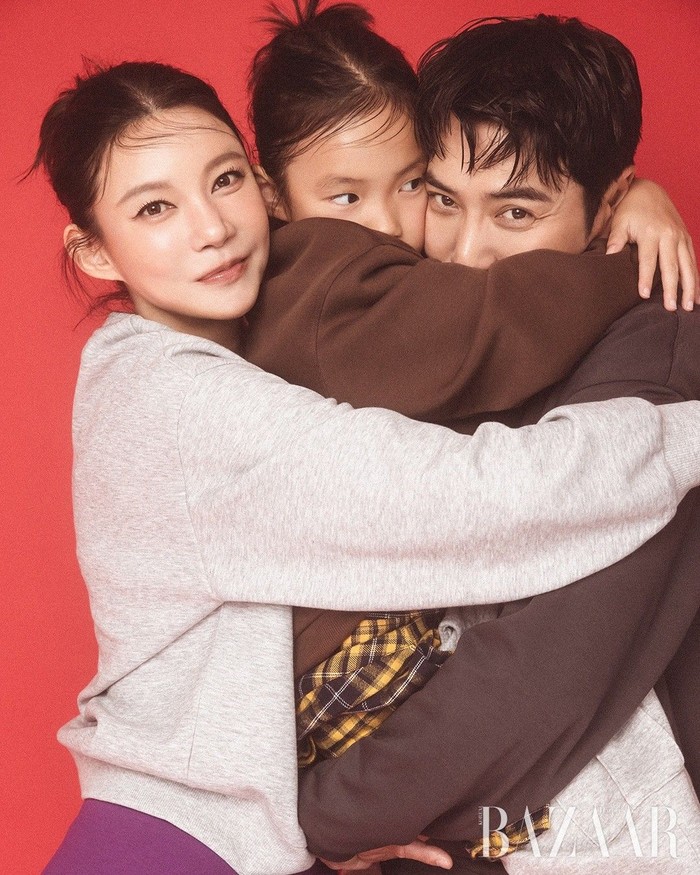 Berawal dari kisah cinta lokasi dalam drama 'Glamorous Temptation' pada tahun 2015, Joo Sang Wook dan Cha Ye Ryun sukses menunjukkan pertumbuhan jalinan kasih mereka yang penuh kehangatan dalam foto keluarga./ Foto: instagram.com/harpersbazaarkorea