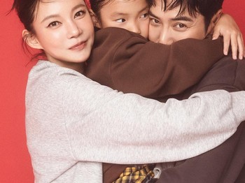 Berawal dari kisah cinta lokasi dalam drama 'Glamorous Temptation' pada tahun 2015, Joo Sang Wook dan Cha Ye Ryun sukses menunjukkan pertumbuhan jalinan kasih mereka yang penuh kehangatan dalam foto keluarga./ Foto: instagram.com/harpersbazaarkorea