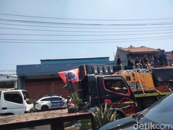 Demo Ratusan Truk Bikin Macet Jalan Raya Taman Menuju Waru