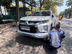 38 Mobil-Motor Parkir di Bahu Jalan Makassar Digembok-Ditilang