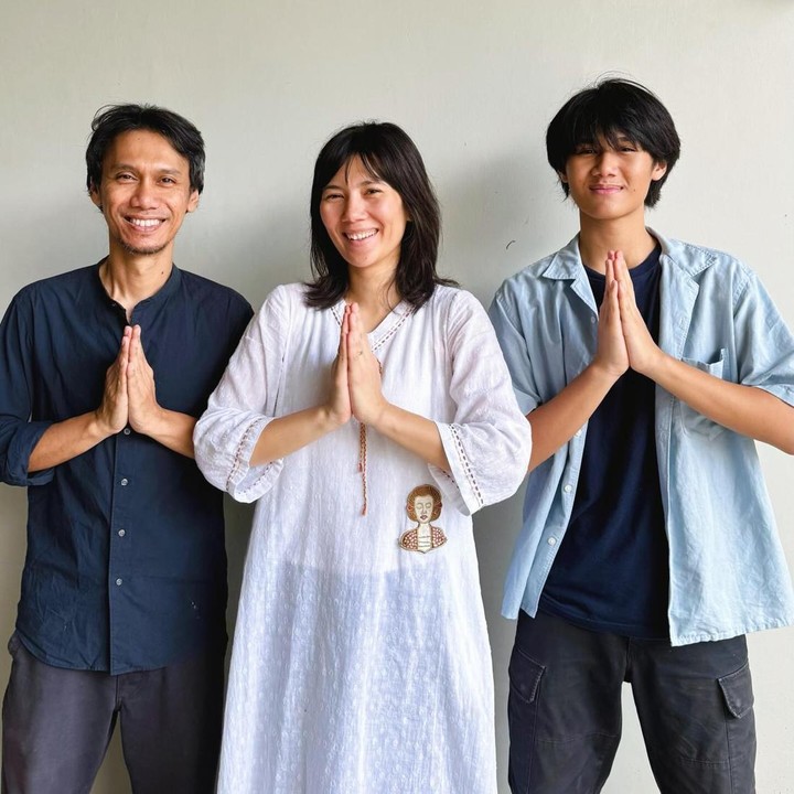 <p>Kehidupan rumah tangga pasangan yang satu ini jauh dari gosip rumah tangga. Sebaliknya, Erros dan Sarah menikmati kehidupan bahagia dan harmonis di Yogyakarta bersama putra semata wayang, El Pitu Candra.&nbsp;(Foto: Instagram @sarahcandra)</p>