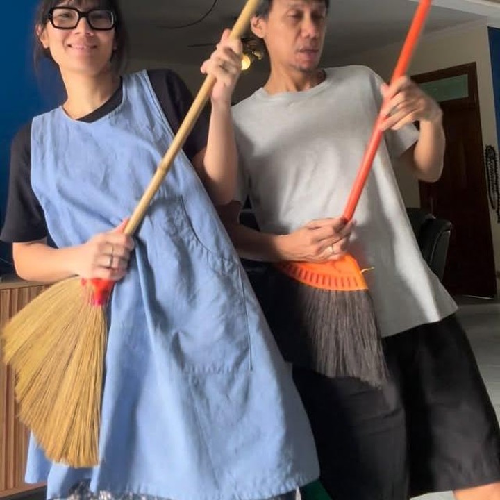 <p>Lewat akun Instagram pribadinya, Sarah membagikan momen sederhana bersama sang suami di dapur rumahnya. Unggahan ini pun dilengkapi dengan kata-kata manis yang romantis.&nbsp;(Foto: Instagram @sarahcandra)</p>