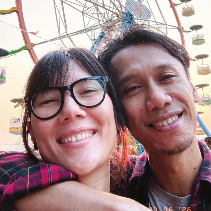 <p>Kebahagiaan tengah menyelimuti Eross Candra dan Sarah Diorita. Pasangan artis yang satu ini baru saja merayakan <em>wedding anniversary</em> yang ke-17 pada 24 September lalu, Bunda. (Foto: Instagram @sarahcandra)</p>