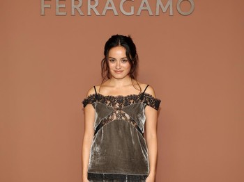 Material velvet dan lace berpadu menjadi satu, Chase Sui Wonders buktikan desain pakaian ala lingerie tetap layak dikenakan untuk menyaksikan fashion week / Foto: Courtesy of Ferragamo Getty Images for Ferragamo /Daniele Venturelli