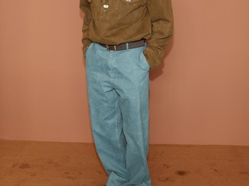 Bintang One Piece Live Action, I&ntilde;aki Godoy, menampilkan gaya bernuansa retro. Jaket coklat melapisi kemeja dan dasi biru, kemudian dipadu dengan celana panjang biru dengan efek washed/ Foto: Courtesy of Ferragamo Getty Images for Ferragamo /Daniele Venturelli