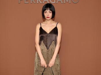 Nana mengenakan slip dress ringan yang menggabungkan dua material dan warna. Padu padan dengan tas dan heels hitam serta tanpa tambahan perhiasan membuat gaya&nbsp;terfokus pada dress/ Foto: Courtesy of Ferragamo Getty Images for Ferragamo /Daniele Venturelli