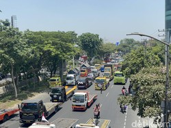 Frontage A Yani Surabaya Lumpuh Saat Sopir Truk Demo Dishub Jatim