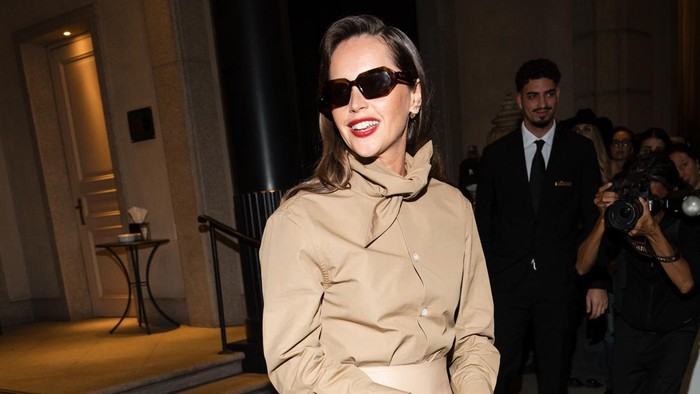 Get The Look: Tampil Chic dengan Leather Skirt Ala Felicity Jones