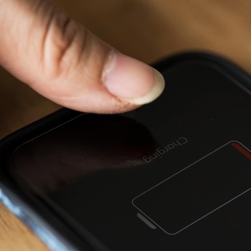 Nggak Langsung Ambil Charger, Ini 3 Ciri Kepribadian Orang yang Tetap Santai Saat Baterai HP Hampir Habis