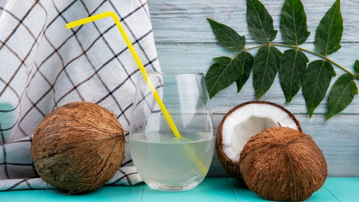Bukan Cuma Menyegarkan, Ini 5 Manfaat Air Kelapa untuk Kesehatan Kulit