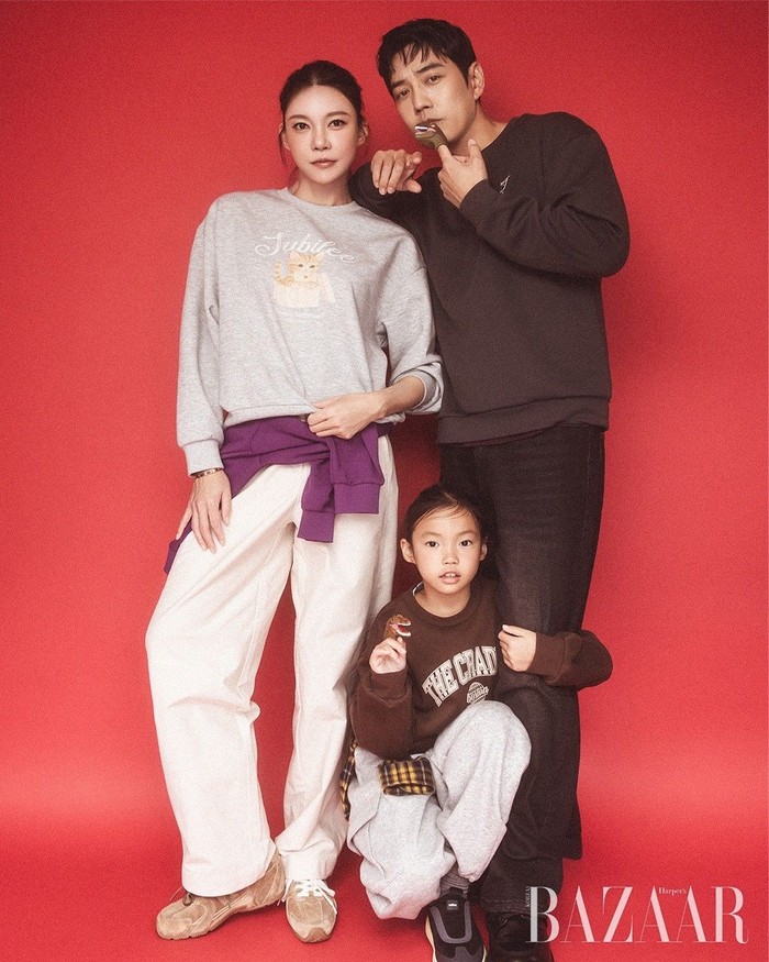 Joo Sang Wook dan Cha Ye Ryun membagikan keharmonisan bahtera rumah tangga mereka dalam pemotretan terbaru edisi keluarga yang dirilis oleh Harper's BAZAAR Korea pada (24/9) lalu, Beauties./ Foto: instagram.com/harpersbazaarkorea