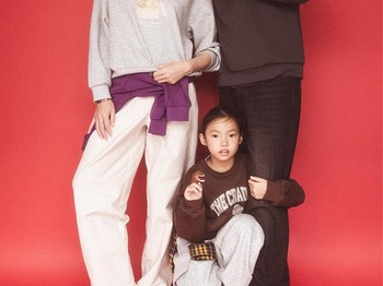 Joo Sang Wook dan Cha Ye Ryun membagikan keharmonisan bahtera rumah tangga mereka dalam pemotretan terbaru edisi keluarga yang dirilis oleh Harper's BAZAAR Korea pada (24/9) lalu, Beauties./ Foto: instagram.com/harpersbazaarkorea