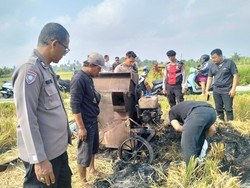 Mesin Perontok Padi Terbakar Bikin Geger Petani di Subak Mambal