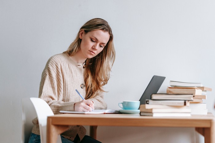 Kebiasaan menyenangkan di pagi hari yang dilakukan orang cerdas secara mental dan emosional adalah membuat daftar hal yang mereka sukai dari diri sendiri. Membuat daftar ini membuat mereka merasa percaya diri dan menunjukkan welas asih terhadap diri sendiri.