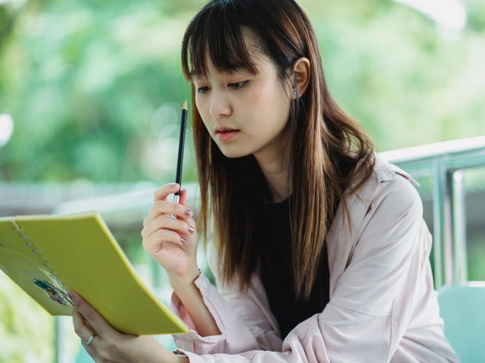Orang cerdas mental dan emosional akan meluangkan waktu khusus di pagi hari untuk mengerjakan sesuatu yang mungkin sudah mereka tunda beberapa saat. Perasaan ringan yang muncul setelah melakukan hal sulit dapat membantu mereka lebih semangat menjalani hari.