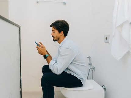 Ternyata Ini Alasan Para Suami Suka Lama Banget di Toilet Menurut Pakar