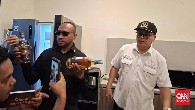 Komisi XIII DPR melakukan sidak ke Lapas Cibinong, menemukan hunian mewah dan botol bir. Pembongkaran 10 bangunan ilegal akan dilakukan segera.