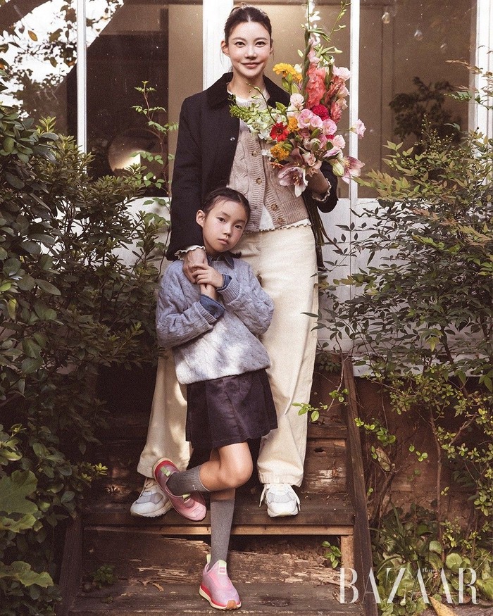 Lama tak menyapa publik, Cha Ye Ryun mengungkapkan rasa syukurnya akan pemotretan keluarga kecilnya bersama Harper's BAZAAR yang akan menjadi kenangan beharga akan pertumbuhan sang putri tunggal di masa mendatang./ Foto: instagram.com/harpersbazaarkorea