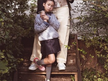 Lama tak menyapa publik, Cha Ye Ryun mengungkapkan rasa syukurnya akan pemotretan keluarga kecilnya bersama Harper's BAZAAR yang akan menjadi kenangan beharga akan pertumbuhan sang putri tunggal di masa mendatang./ Foto: instagram.com/harpersbazaarkorea
