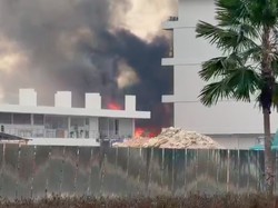 Mes Semipermanen di BSD Tangerang Terbakar, Api Berkobar dan Asap Membubung