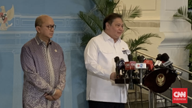 Menteri Koordiantor bidang Perekonomian Airlangga Hartarto di istana