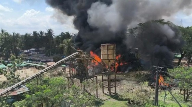 Militer Myanmar melancarkan serangan udara ke pasar di Kota Kyauktaw, wilayah utara negara bagian Rakhine pada Selasa (29/9) menewaskan 33 orang.