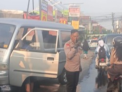 Mobil Carry di Depok Tiba-tiba Mengeluarkan Asap, Lalin Sempat Macet