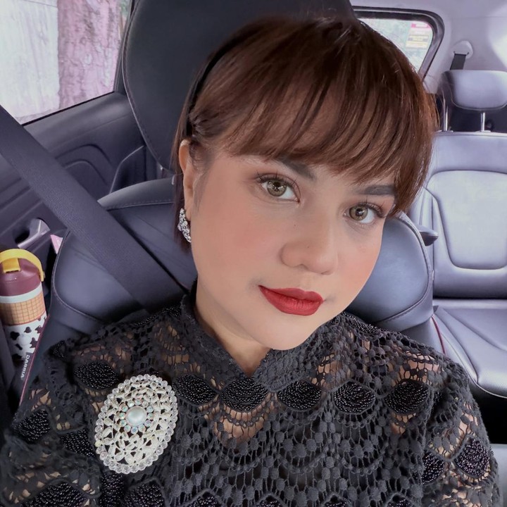 <p>Penyanyi Mytha Lestari memamerkan penampilan terbarunya yang terlihat lebih langsing. Perempuan 35 tahun ini ternyata berhasil menurunkan berat badannya hingga 9 kilogram (kg) tanpa diet khusus, Bunda. (Foto: Instagram @mytha_lestari)</p>