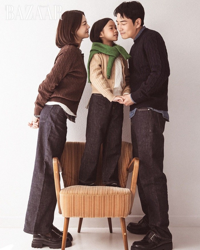 Pasangan selebriti yang berkecimpung di industri seni peran tersebut untuk pertama kalinya menjalani pemotretan majalah bersama satu-satunya buah hati mereka yakni Joo In Ah yang tengah tumbuh cantik./ Foto: instagram.com/harpersbazaarkorea