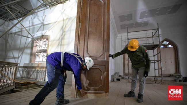 Pekerja menyelesaikan proyek pemugaran Rumah Raden Saleh yang berada di kompleks Rumah Sakit PGI Cikini, Jakarta, Rabu (30/9/2026).