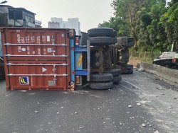 Sopir Ngantuk, Truk Kontainer di Pluit Arah Grogol Terguling