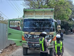 Puluhan Truk Bawa Muatan Tanpa Terpal Ditindak Polisi di Gresik