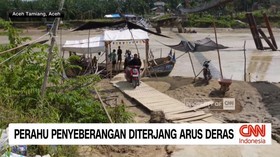 Perahu Penyeberangan Diterjang Arus Deras
