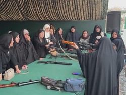 Video: Perempuan Iran Ikut Latihan Militer, Belajar Cara Pakai Senjata