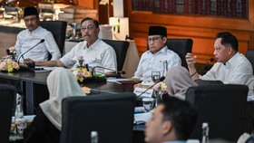 Mendagri Tito Karnavian (kanan) bersama Menko PM Abdul Muhaimin Iskandar (kedua kanan), Mensos Saifullah Yusuf(kiri), dan Ketua Komite Percepatan Transformasi Digital Pemerintah (KPTDP) Luhut Binsar Pandjaitan (kedua kiri) saat Rapat Tingkat Menteri