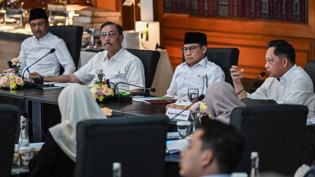 Mendagri Tito Karnavian (kanan) bersama Menko PM Abdul Muhaimin Iskandar (kedua kanan), Mensos Saifullah Yusuf(kiri), dan Ketua Komite Percepatan Transformasi Digital Pemerintah (KPTDP) Luhut Binsar Pandjaitan (kedua kiri) saat Rapat Tingkat Menteri 