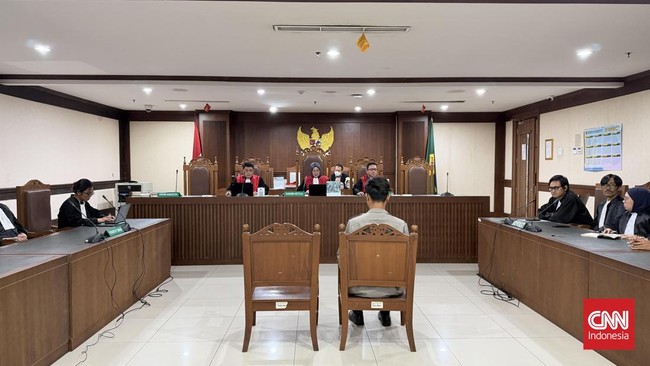 Sidang putusan mahasiswa Universitas Riau sekaligus admin Aliansi Mahasiswa Menggugat, Khariq Anhar, ditunda selama satu pekan karena majelis hakim belum selesai bermusyawarah. Khariq menjalani sidang di Pengadilan Negeri (PN) Jakarta Pusat, Rabu (30