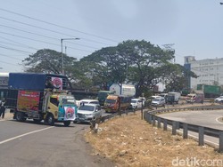 Exit Tol Waru Sempat Diblokir Massa Demo Sopir Truk Towing
