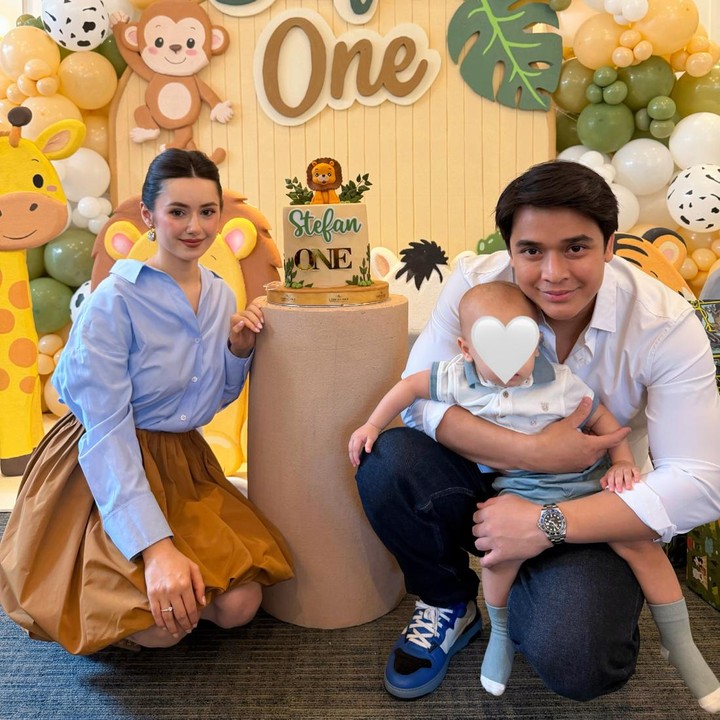 <p>Billy dan Vika&nbsp;mengadakan pesta tertutup yang hanya dihadiri oleh keluarga dan teman dekat. "<em>Happy Birthday, Stefan</em>!" tulis pasangan ini dalam unggahan tersebut. Hingga kini, Vika dan Billy masih merahasiakan wajah sang putra dari publik. Keduanya kerap menutupi wajah Stefan setiap kali diunggah ke media sosial. Di hari ulang tahun Stefan, Vika dan Billy tampaknya masih belum mau memperlihatkan wajah putra semata wayang mereka. (Foto: Instagram @bilsky16/ @vika.kolesnaya)</p>