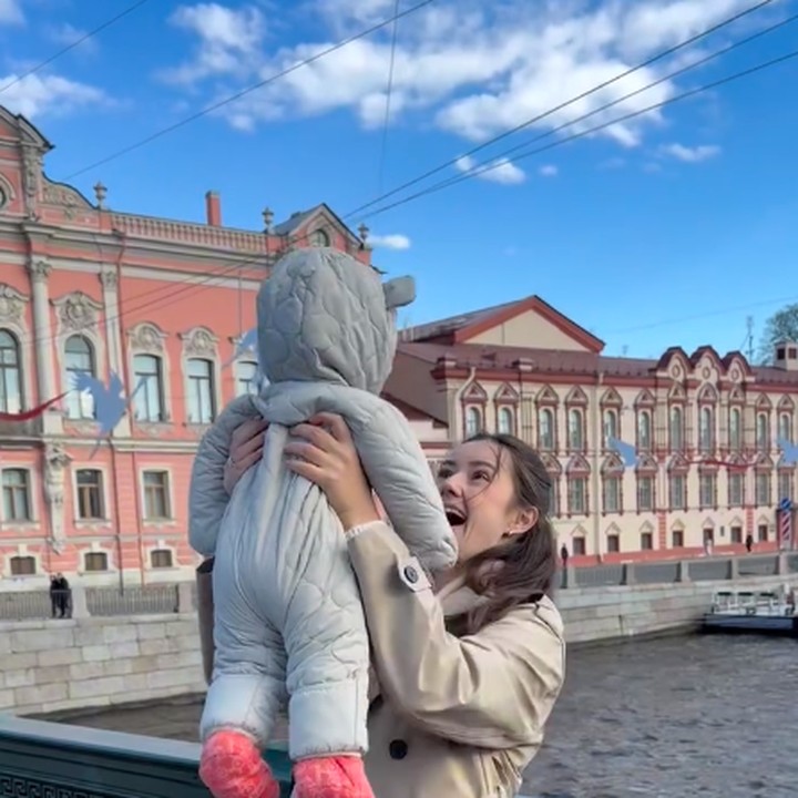 <p>Di hari ulang tahun Stefan, Vika mengunggah video kebersamaan dengan sang putra. Perempuan berdarah Belarus ini menuliskan doa dan harapannya untuk putra tercinta. "Anak laki-laki kami sudah berusia satu tahun! Tumbuhlah menjadi anak yang sehat dan kuat, Sayang, dan teruslah membawa begitu banyak sukacita serta kebahagiaan bagi orang tuamu. Semoga hidupmu senantiasa dipenuhi dengan cinta, tawa, dan momen-momen indah," tulis Vika. (Foto: Instagram @bilsky16/ @vika.kolesnaya)</p>