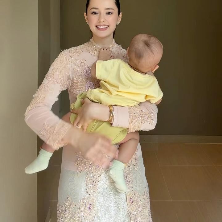 <p>Selain membagikan momen kebersamaan dengan Stefan, Billy dan Vika secara khusus memberikan hadiah mewah untuk putra semata wayang mereka ini.&nbsp;Keduanya memutuskan untuk memberikan kado mobil. "Ada momen di mana orang tuanya itu betul-betul sayang. Sayang bukan berarti kita memberikan sesuatu berupa uang atau barang. Tapi ini bisa dibilang cuplikan kalau anak sudah besar, 'Wah, gue pernah dikasih dan diperhatikan oleh Papa dan Mama seperti ini'. Itu saja sih," kata Billy, dikutip dari Instagram @insertlive. (Foto: Instagram @bilsky16/ @vika.kolesnaya)</p>
<p></p>
<p></p>