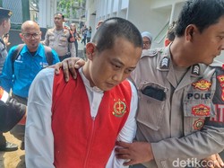 Tampang Lesu Taufik Hidayat Jelang Sidang Penyekapan YTR