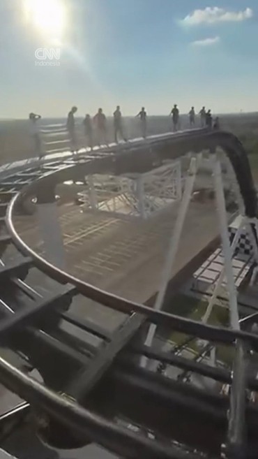 Horor Roller Coaster di AS Mogok, Penumpang Dievakuasi dari Ketinggian