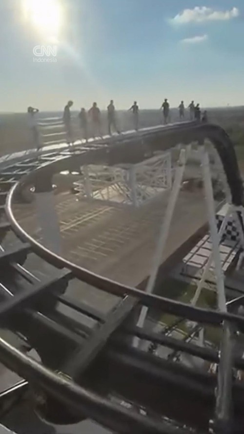 Horor Roller Coaster di AS Mogok, Penumpang Dievakuasi dari Ketinggian
